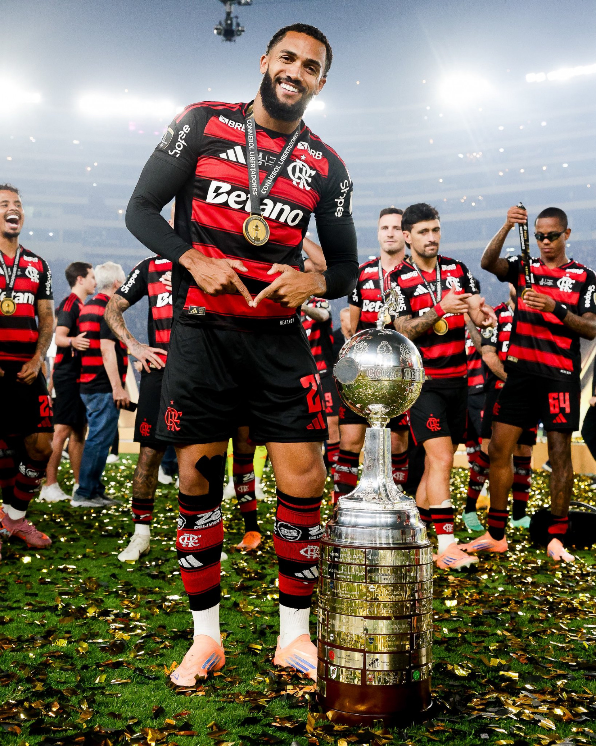 Juninho com o gesto de comemoração de gol que lhe rendeu um apelido dado pela torcida do Flamengo
