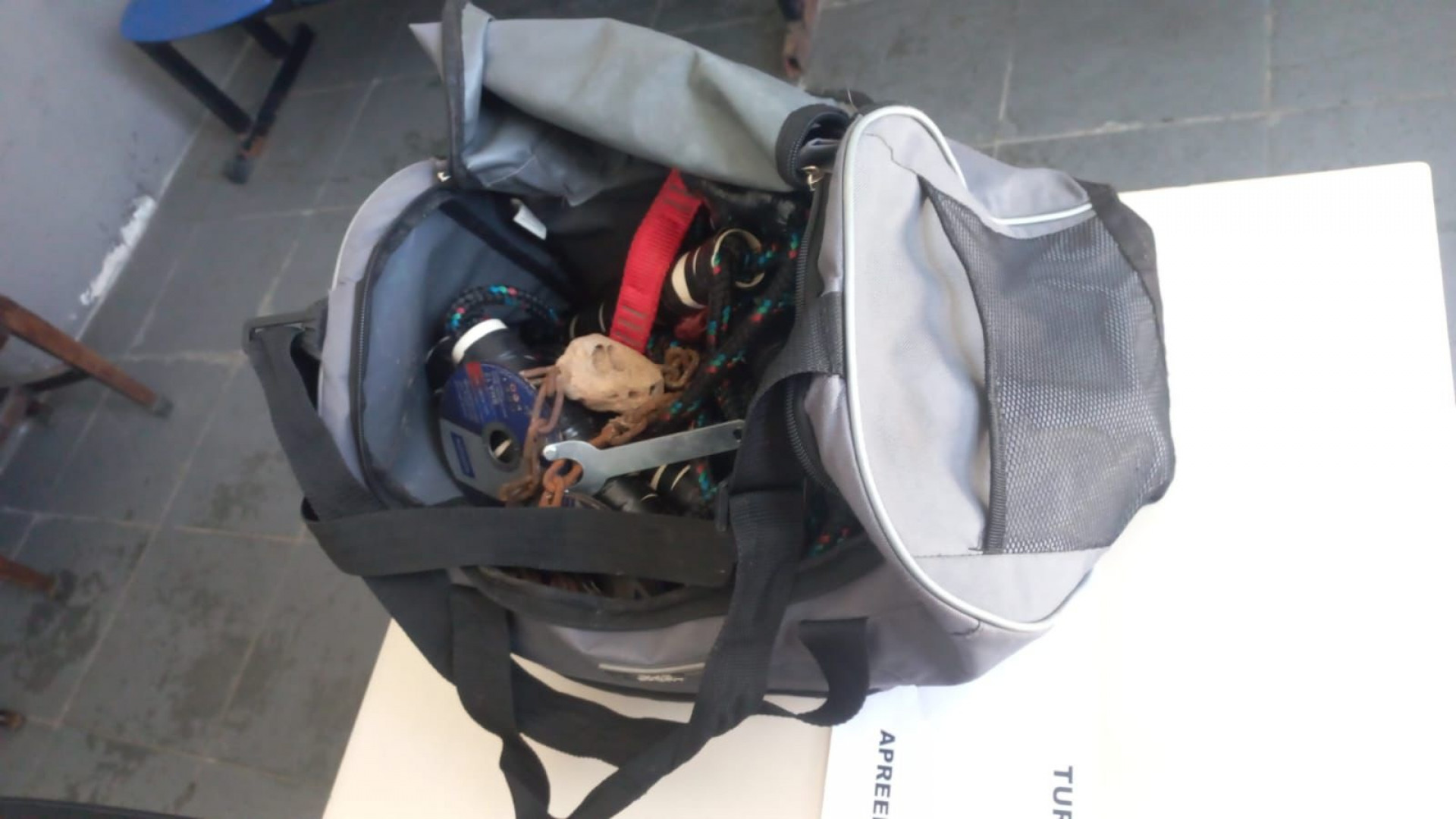 Na fuga, bandidos abandonaram uma bolsa com maquitas para serrar estruturas metálicas - Divulgação/Seap
