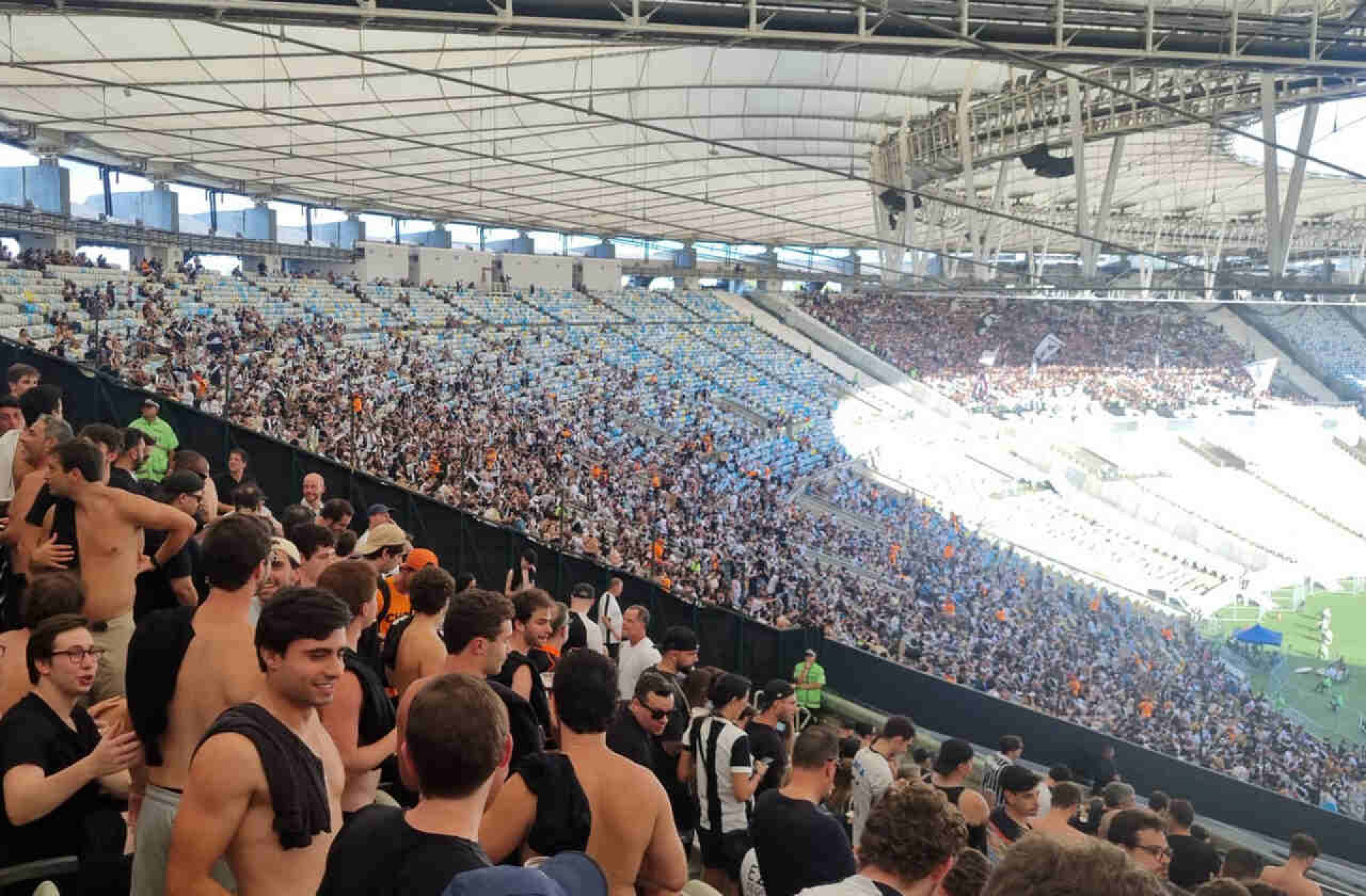 Corintianos “invadem” espa&ccedil;o destinado aos vasca&iacute;nos no Maracan&atilde;