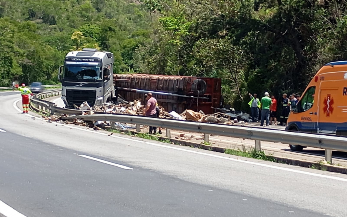 O acidente ocorreu na altura do km 54 da BR-040, no bairro Vila Rica, em Petrópolis