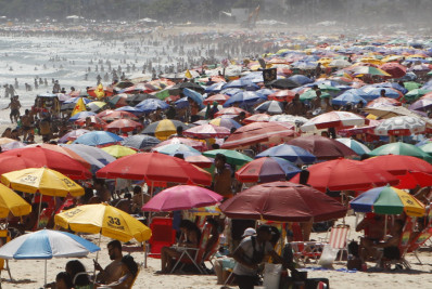FOTOS: Na semana do Natal, banhistas lotam praias do Rio e calor pode chegar a 40°C
