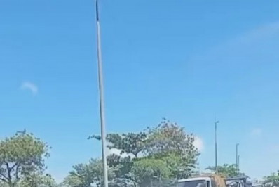 Colisão entre carro e moto deixa motociclista ferido em Cabo Frio