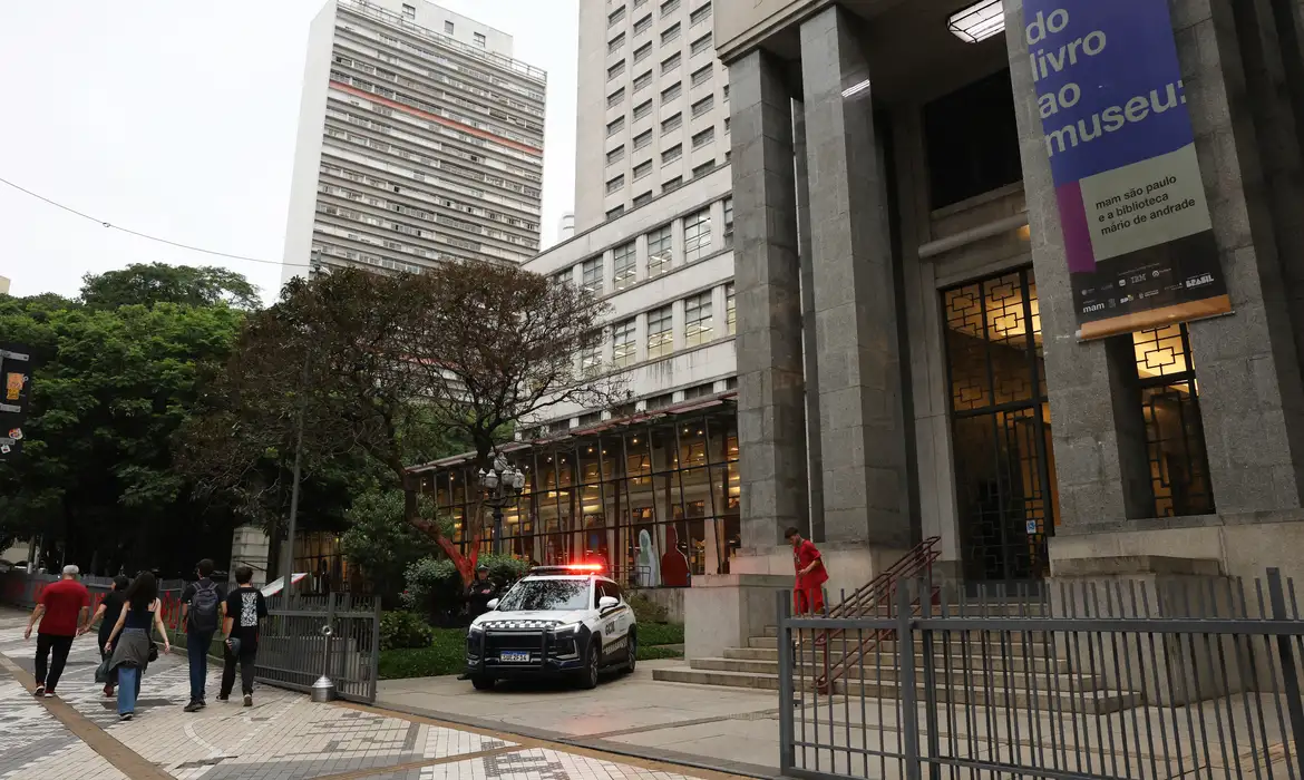 Mulher é presa suspeita de ajudar em roubo de obras de arte