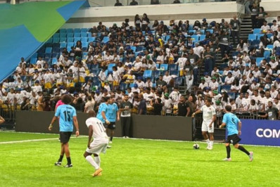 Jogadores e celebridades participam de partida festiva no Rio de Janeiro