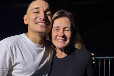 João Gomes encontra Adriana Esteves em show no Rio e brinca: 'Te amo Carminha'