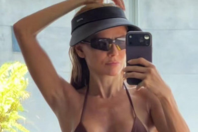 De biquíni, Deborah Secco curte dia de sol
