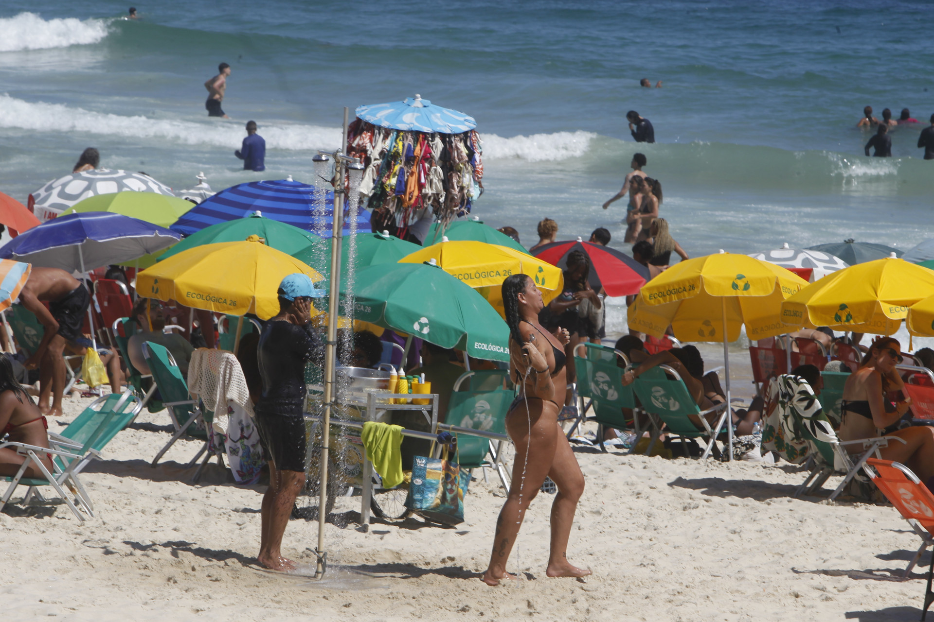 Com calor intenso, banhistas lotam praias de Ipanema e Arpoador, nesta segunda-feira (22)
 - Reginaldo Pimenta/Ag&ecirc;ncia O Dia