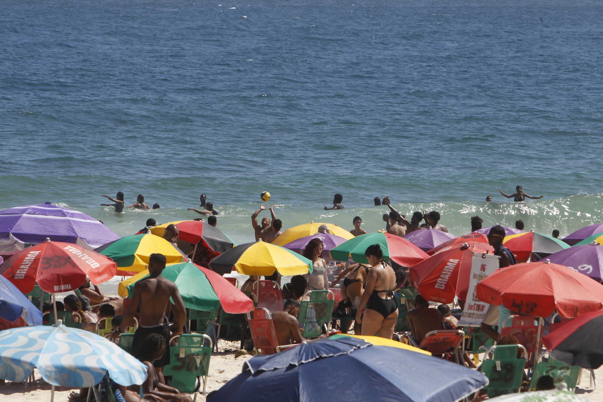 Praia de Ipanema fica lotada na semana do Natal - Reginaldo Pimenta/Ag&ecirc;ncia O Dia