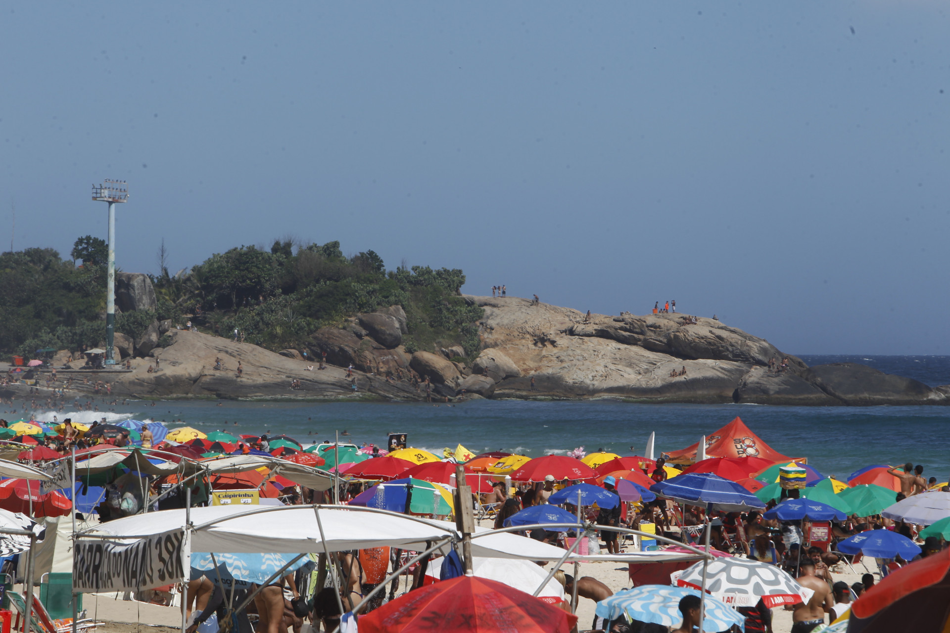 Praia de Ipanema fica lotada na semana do Natal - Reginaldo Pimenta/Ag&ecirc;ncia O Dia