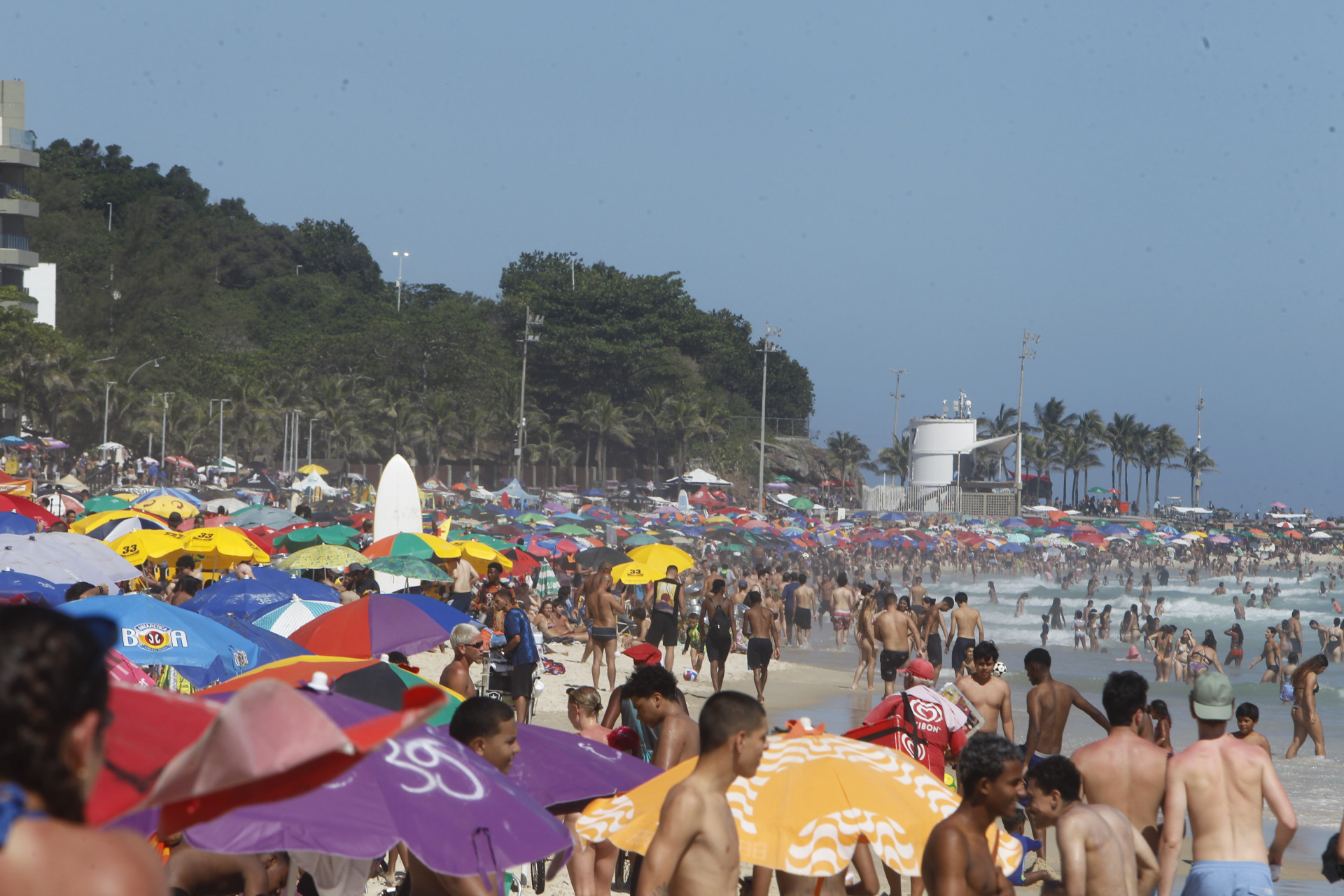 Movimentação na Praia de Ipanema e Praia do Arpoador, nesta segunda-feira (22).
 - Reginaldo Pimenta/Agência O Dia