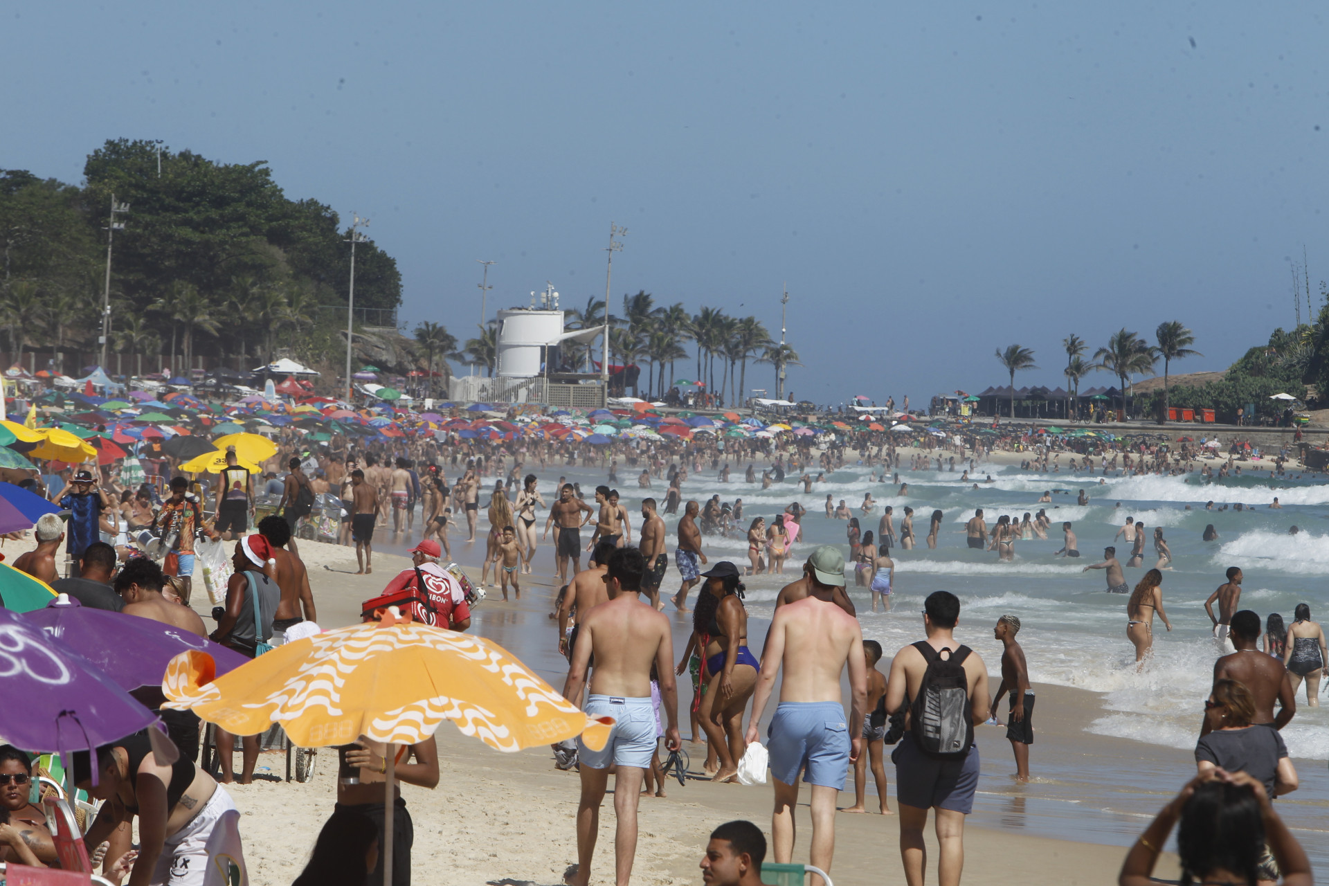 Praia do Arpoador fica lotada na semana do Natal - Reginaldo Pimenta/Ag&ecirc;ncia O Dia
