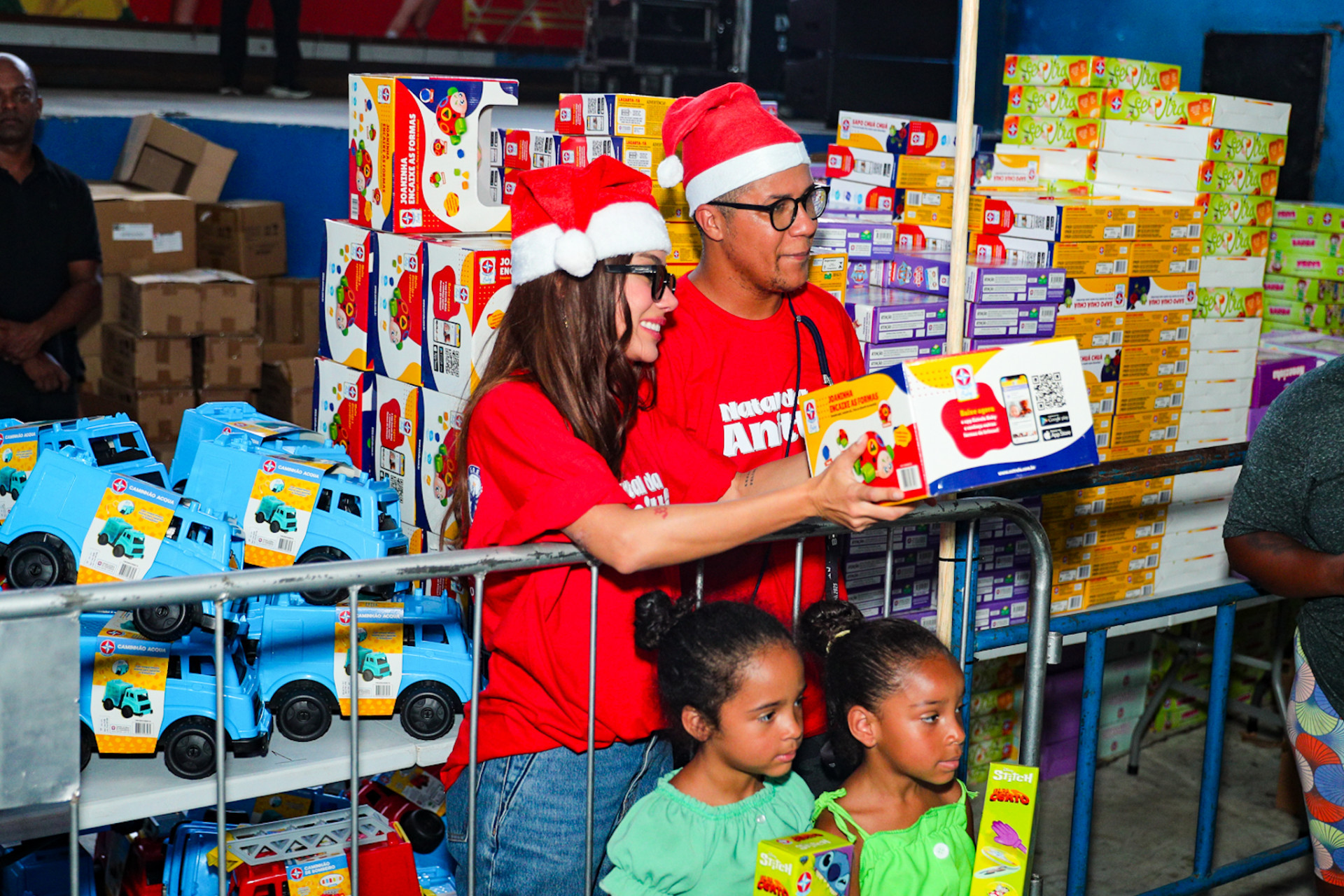 Anitta realiza ação de Natal em Honório Gurgel - Reprodução/VICTOR CHAPETTA/BRAZIL NEWS