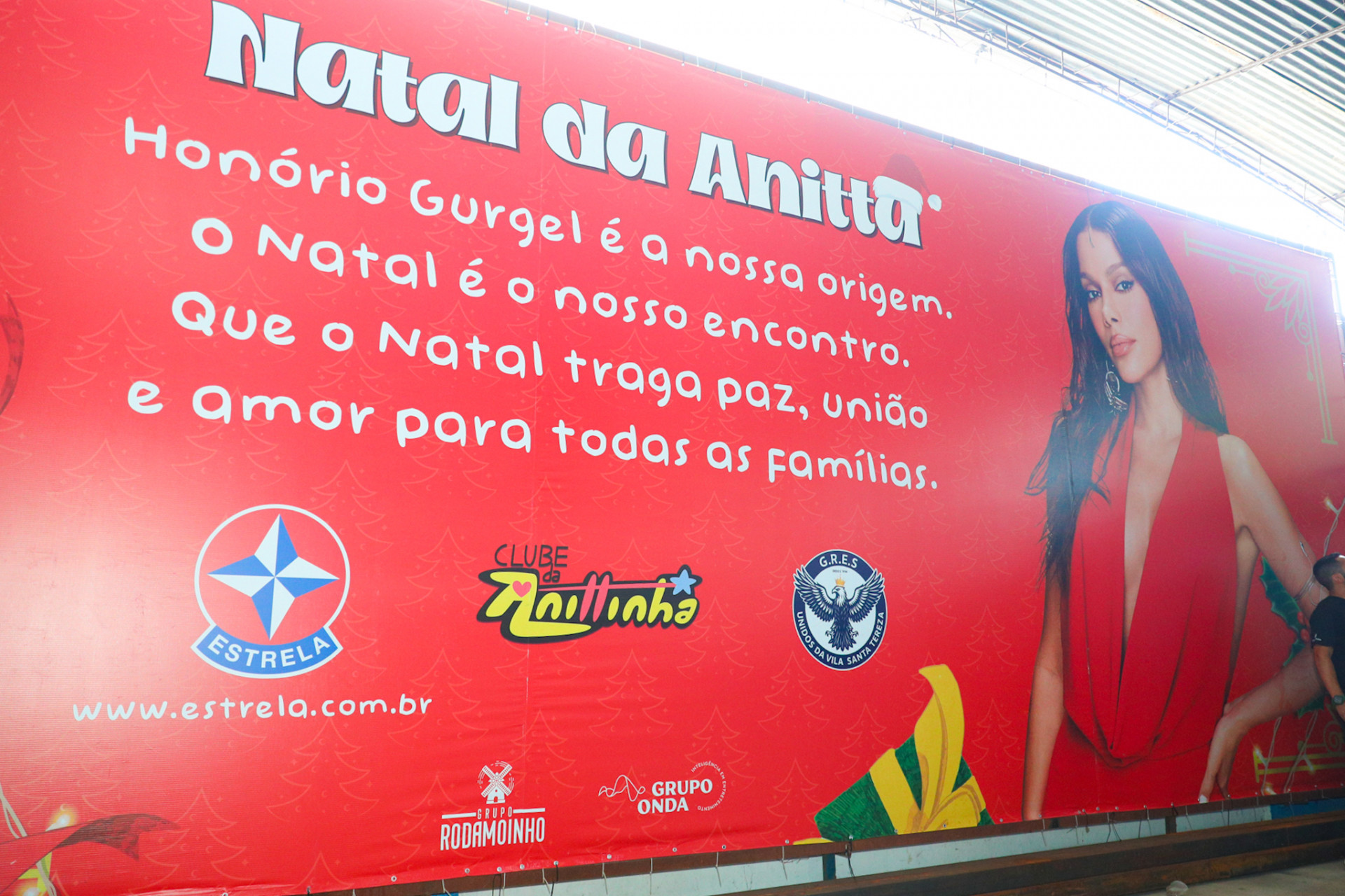 Anitta realiza ação de Natal em Honório Gurgel - Reprodução/VICTOR CHAPETTA/BRAZIL NEWS