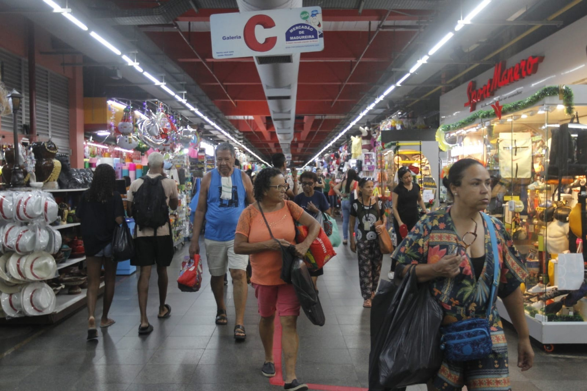 Corredores do Mercadão de Madureira ficaram lotados na manhã desta segunda (22) - Reginaldo Pimenta/Agência O Dia