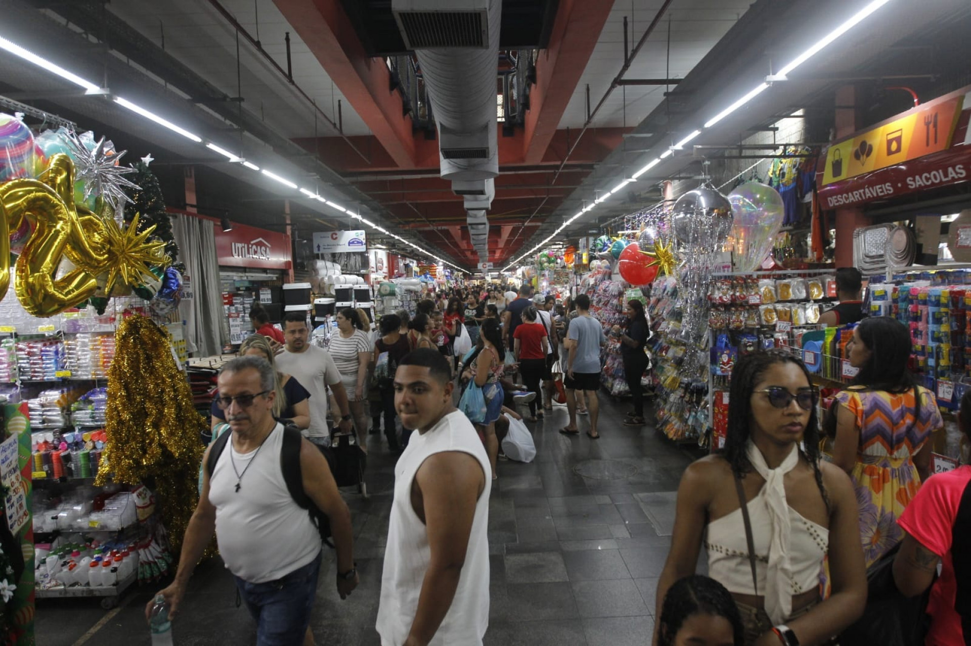 Corredores do Mercadão de Madureira ficaram lotados na manhã desta segunda (22) - Reginaldo Pimenta/Agência O Dia