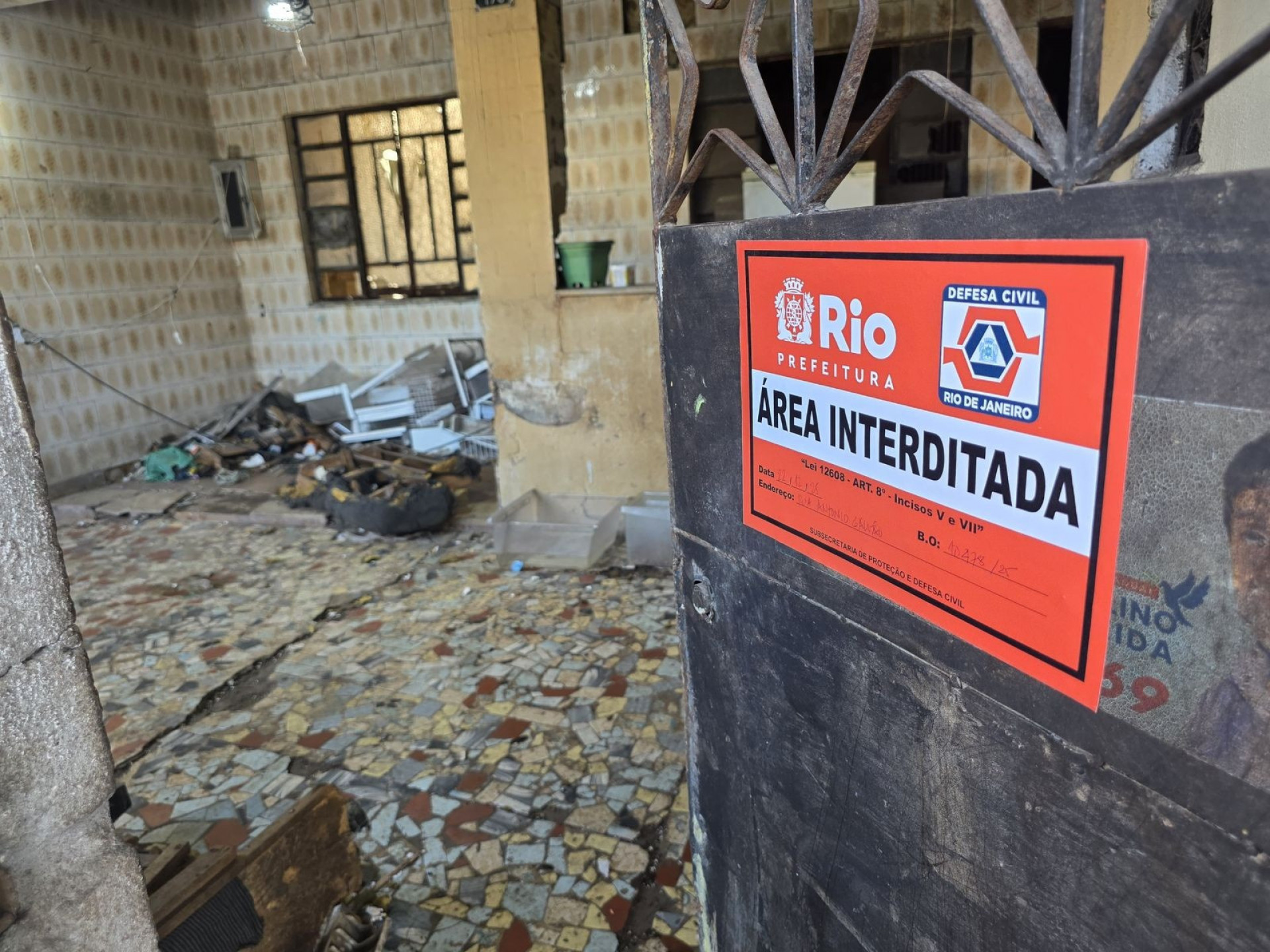 Defesa Civil interditou o imóvel em ruínas - Divulgação/SMPDA