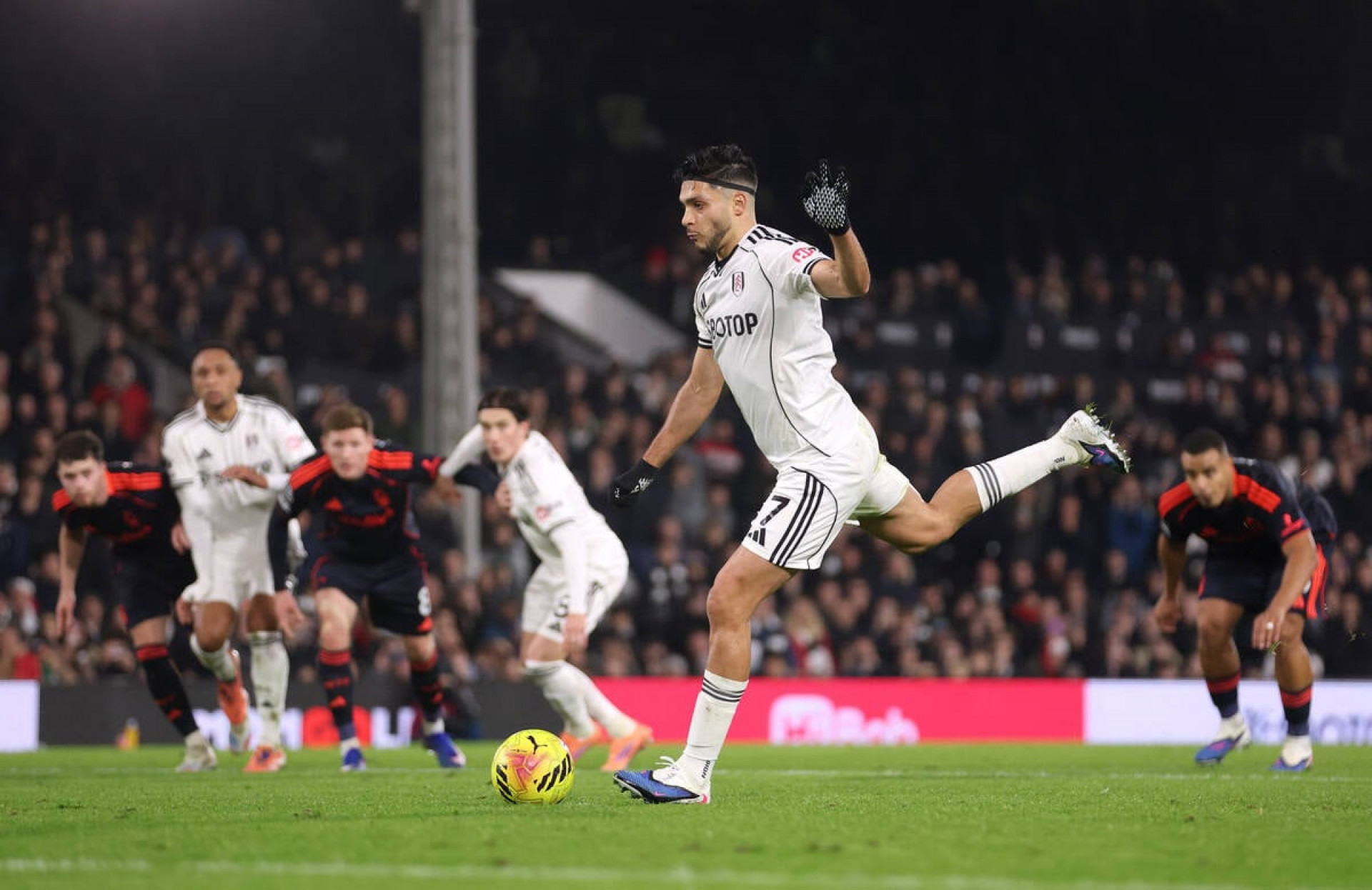 Fulham supera Nottingham e reencontra o caminho das vit&oacute;rias na Premier League