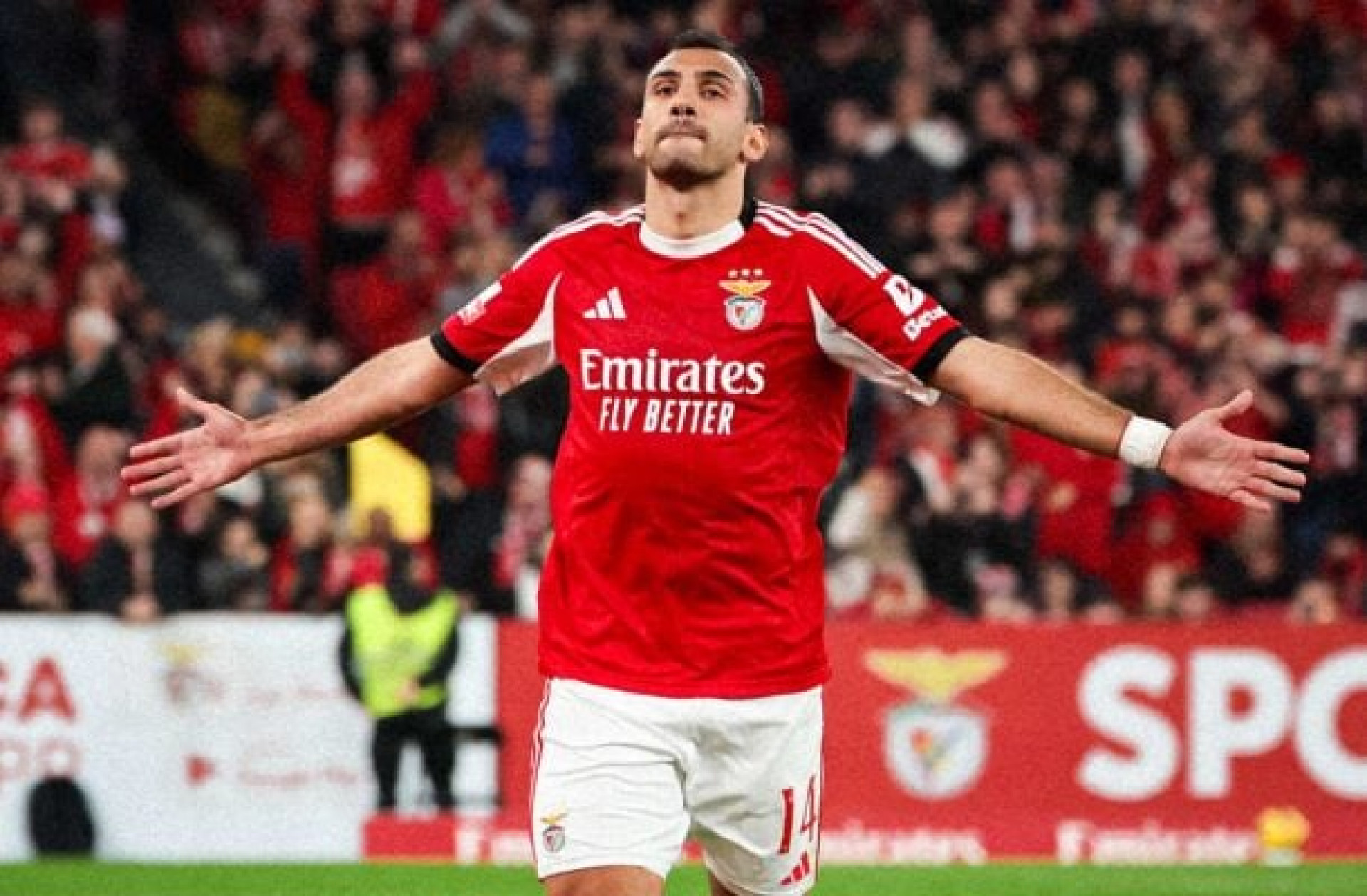 Benfica faz o b&aacute;sico, mas vence Famalic&atilde;o e mant&eacute;m dist&acirc;ncia para o l&iacute;der do Portugu&ecirc;s
