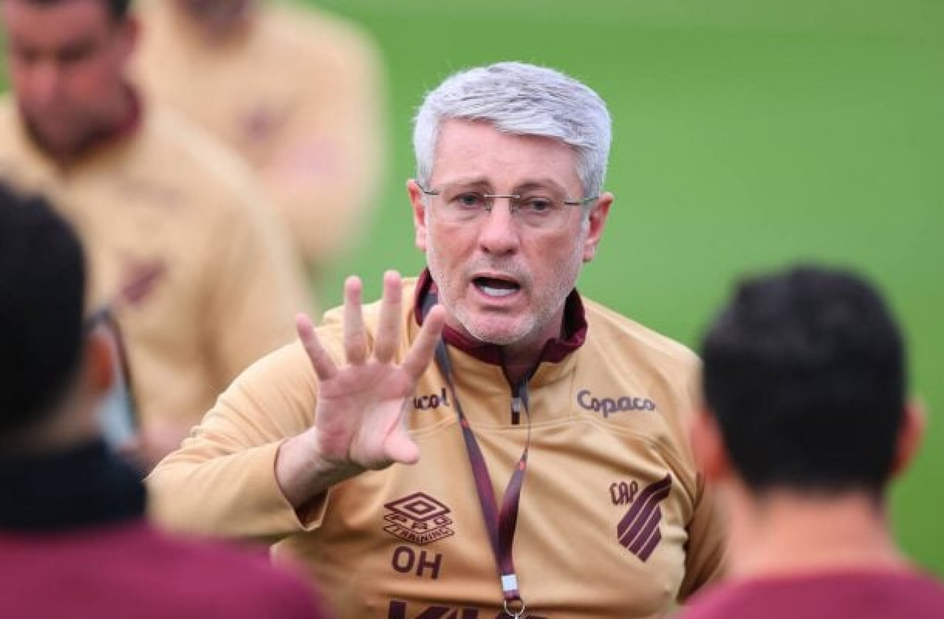 Athletico chega a acordo e prorroga contrato de Odair Hellmann