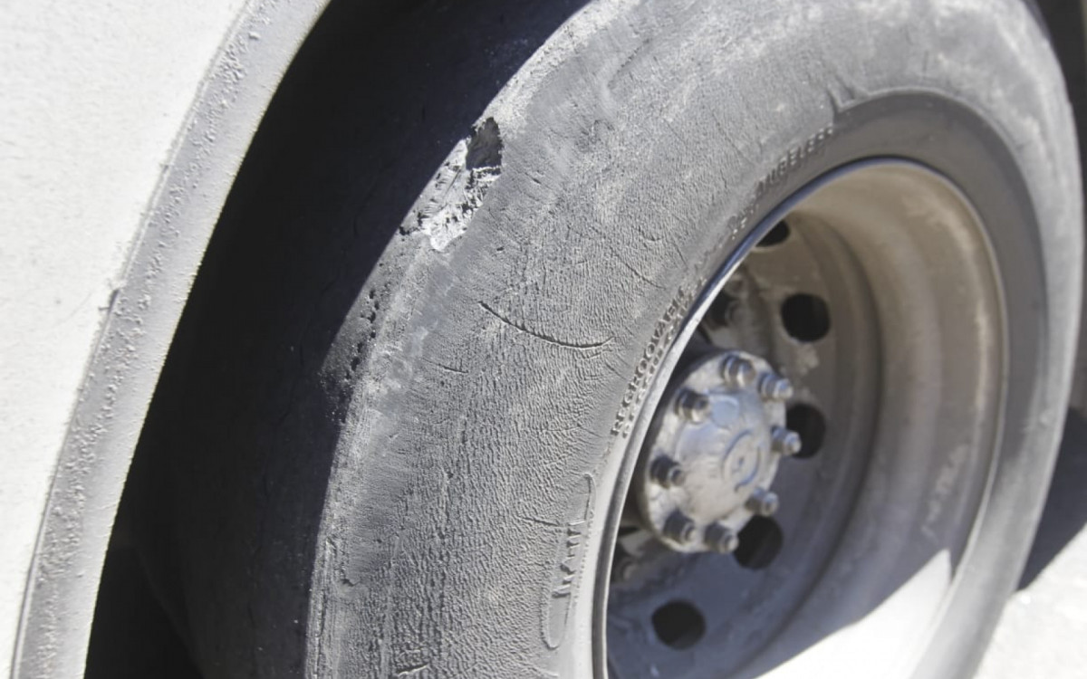 &Ocirc;nibus colocado na linha 309 (Central x Alvorada)  tinha pneus desgastados e buraco no teto
