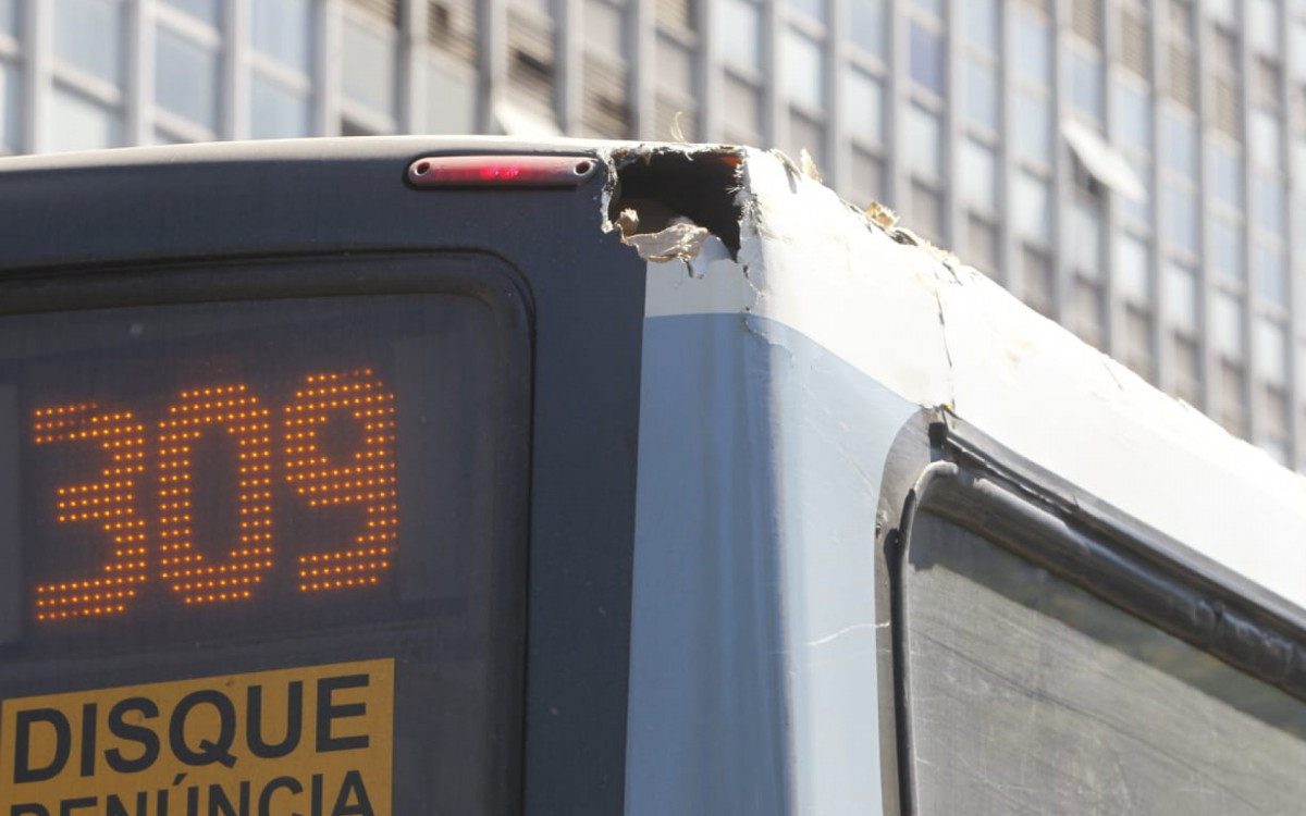 &Ocirc;nibus colocado na linha 309 (Central x Alvorada)  tinha pneus desgastados e buraco no teto