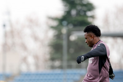 Real Madrid avalia vender Vini Jr para contratar astro do PSG, diz emissora espanhola