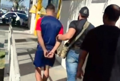 Venda de drogas à luz do dia termina com prisão no Bosque Azul