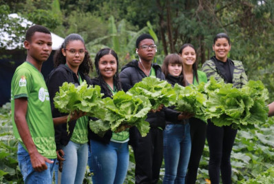 Produtor Mirim de Quatis realiza primeira atividade de colheita após reativação da Horta Municipal