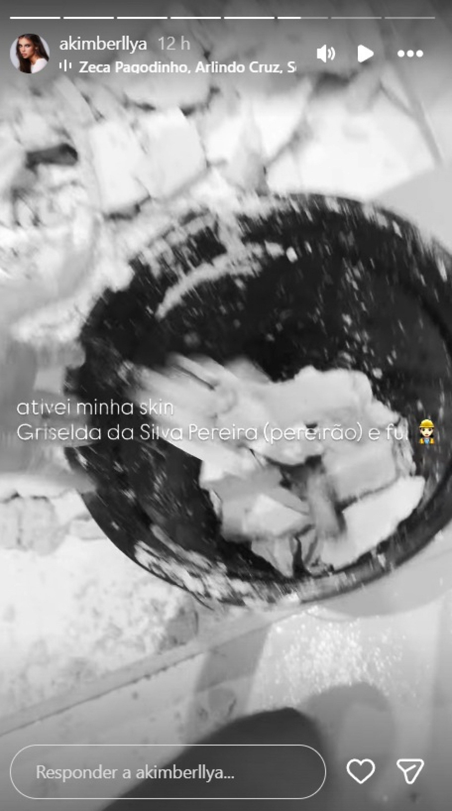 Amanda Kimberlly catando os pedaços caídos do teto - Reprodução / Instagram