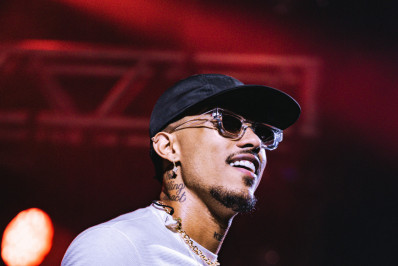 Kamisa 10 se apresenta na festa de Natal de Virginia Fonseca: 'Uma honra'