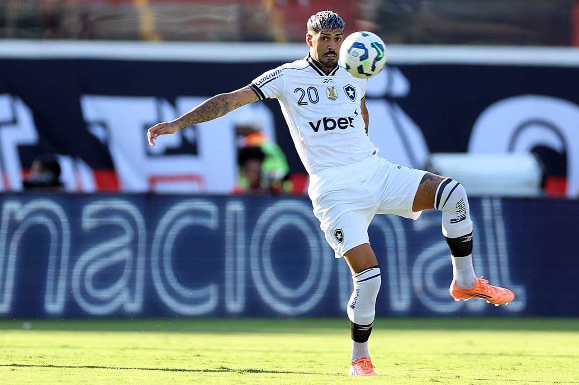 Zagueiro aceita convite do Botafogo, se veste de Papai Noel e presenteia torcedores