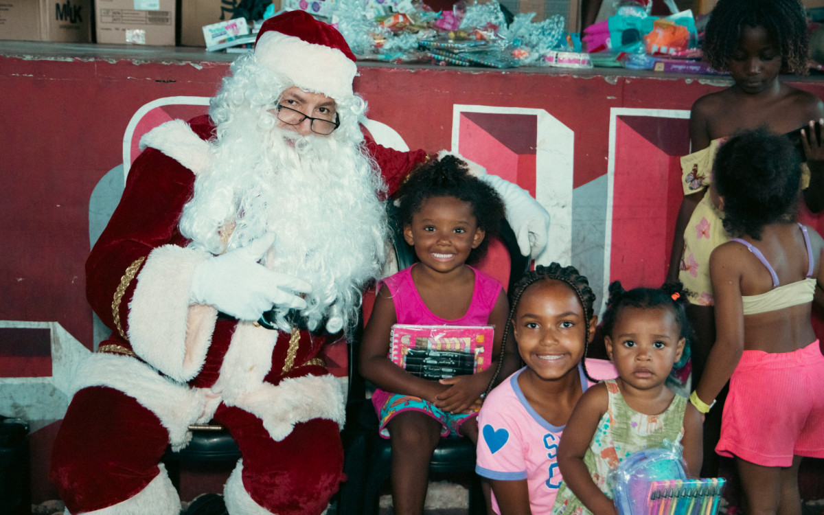 Natal é isso: sorriso aberto, abraço aperto e criançada feliz. Na semana do Natal, o Papai Noel do Salgueiro fez a alegria da comunidade