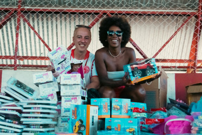 No Natal, Salgueiro leva Papai Noel ao morro, espalha alegria e entrega brinquedos