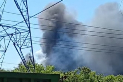 Incêndio de grandes proporções atinge fábrica de colchões em Paciência; veja vídeo