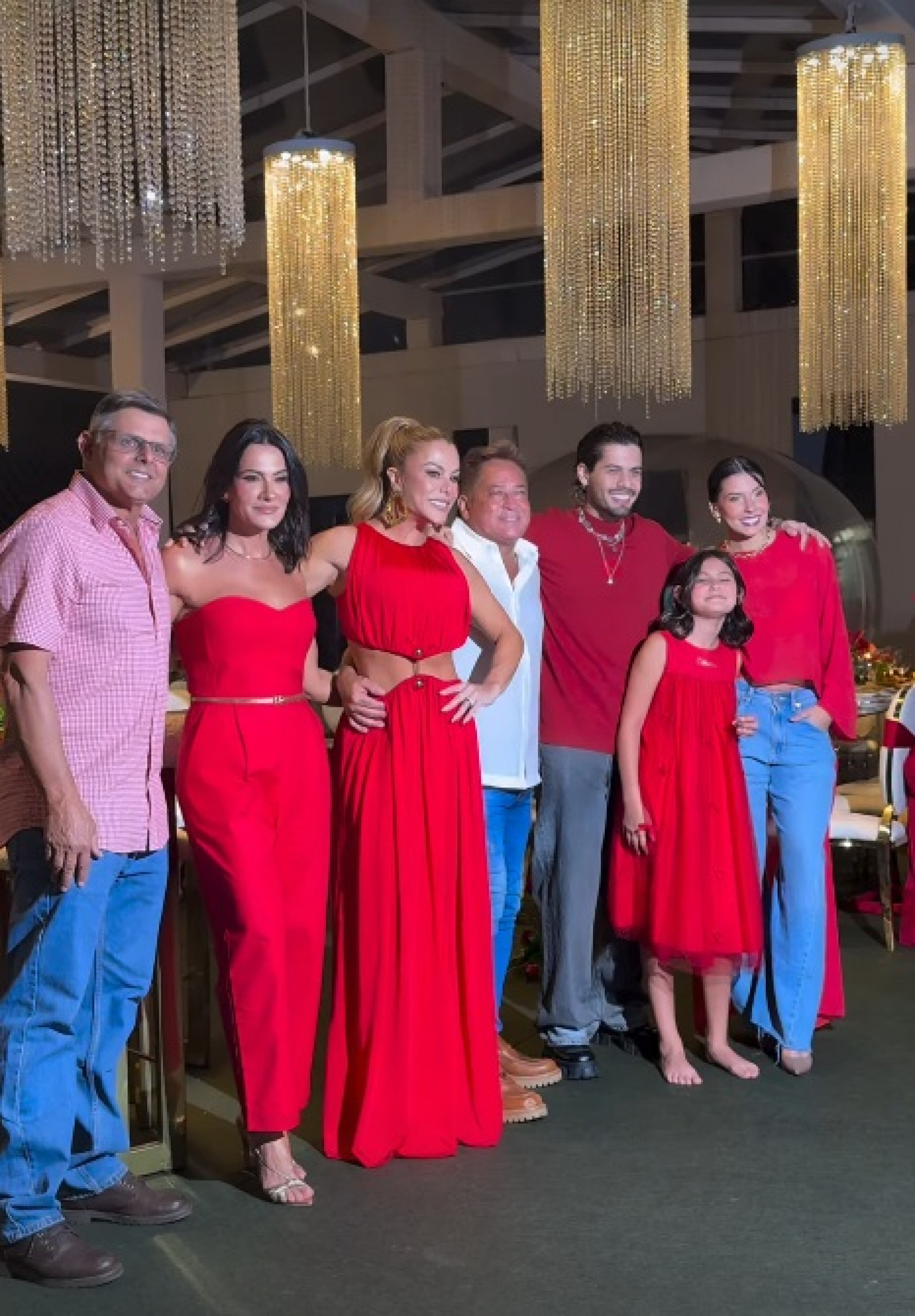 Rodrigo Castela e Michele Castela (pais de Ana Castela), Leonardo e Poliana Rocha (pais de Zé Felipe) posam junto aos filhos. - Reprodução / Instagram