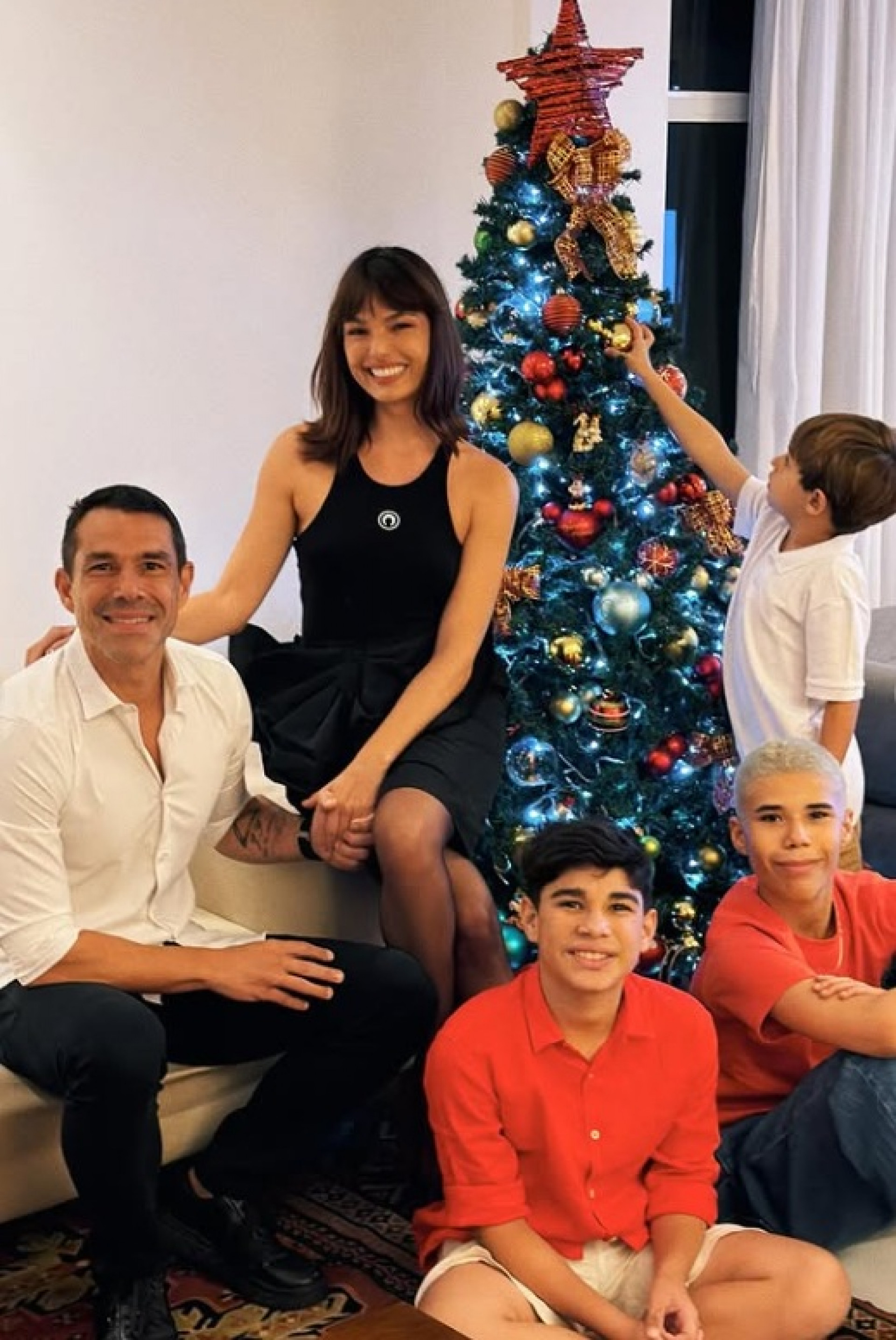 Isis Valverde, Marcus Buaiz e filho e enteados - Reprodução / Instagram