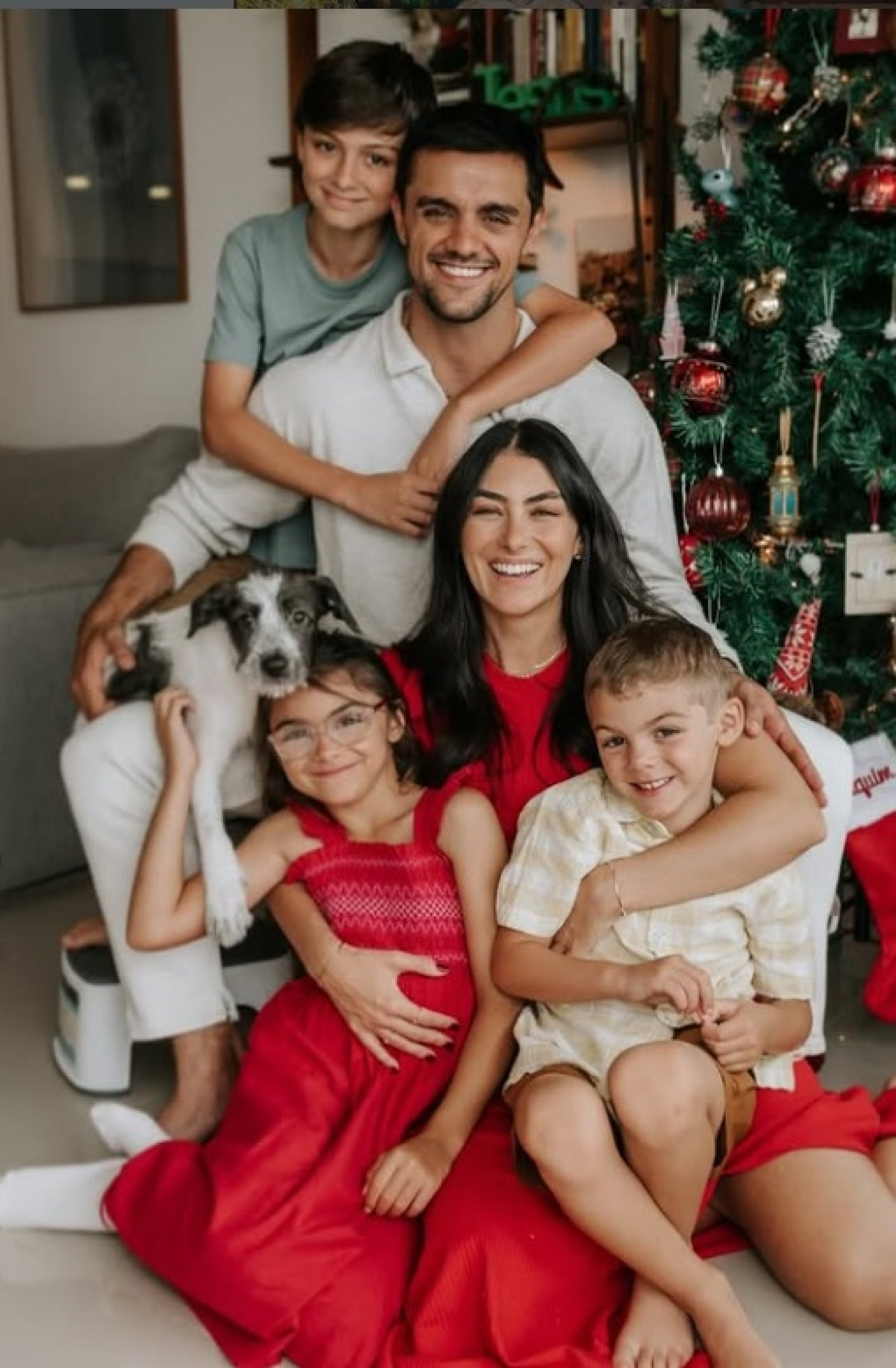 Felipe Simas, a mulher Mariana Uhlmann e os filhos Joaquim, Maria e Vicente - Reprodução / Instagram