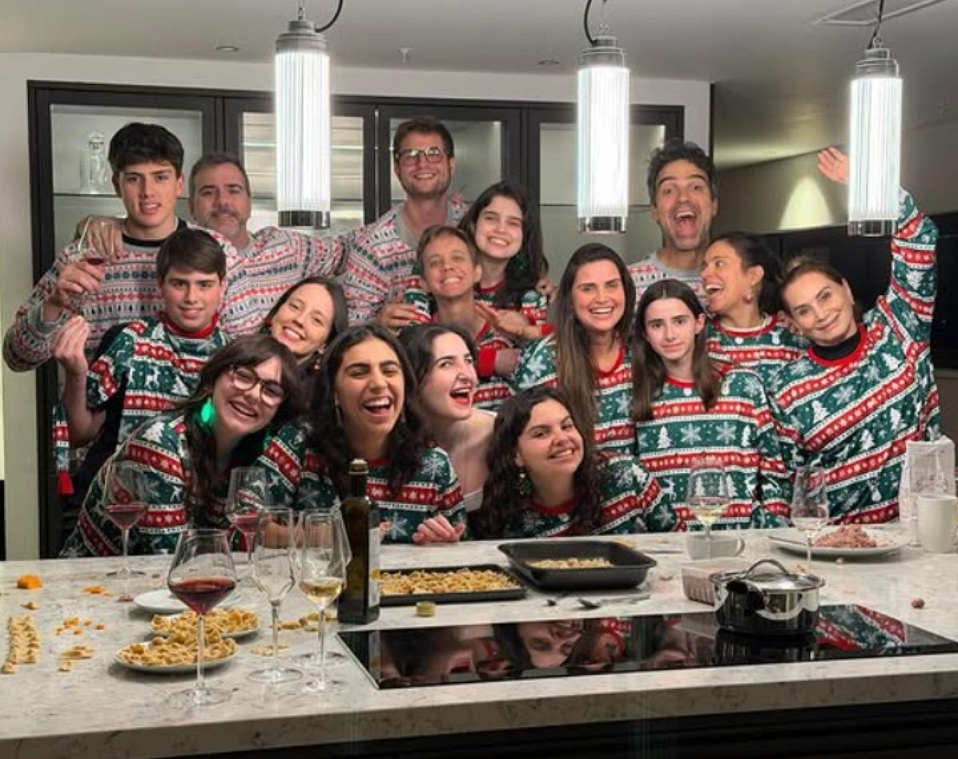 Família e amigos reunidos na cozinha - Reprodução / Instagram