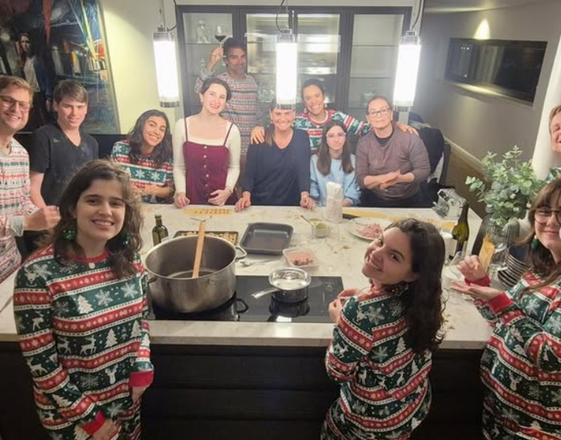 Família e amigos reunidos na cozinha - Reprodução / Instagram