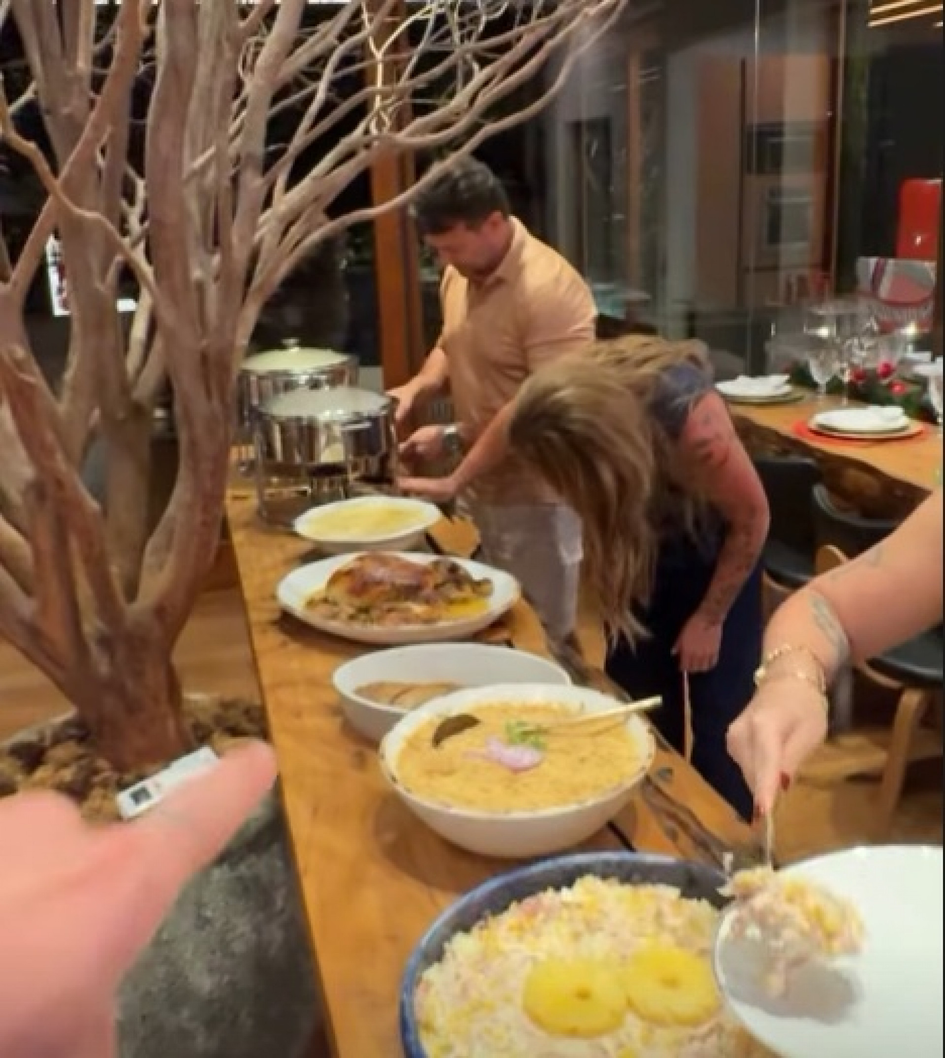 Eliezer mostra sogra mexendo na comida - Reprodução / Instagram