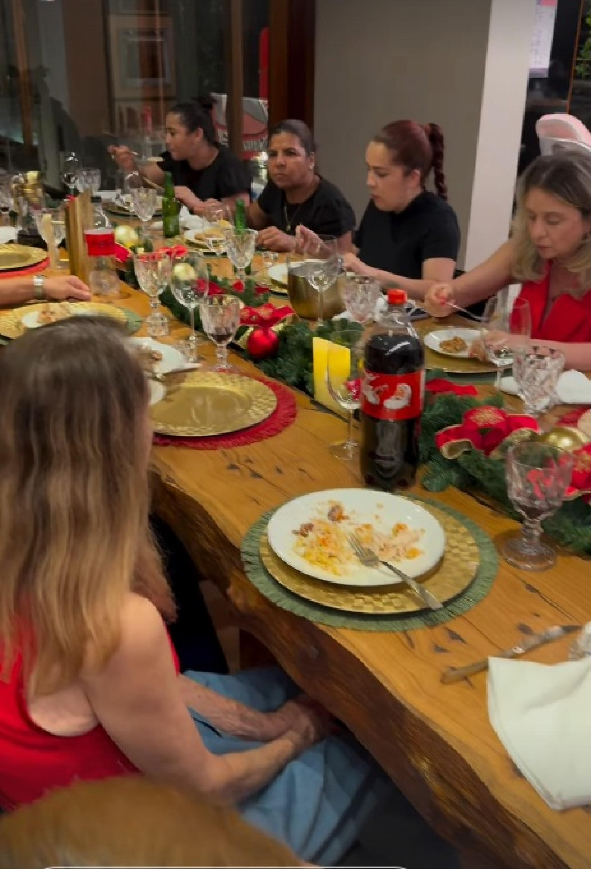 Eliezer mostra mesa com a família jantando - Reprodução / Instagram