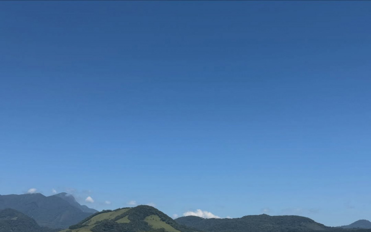 Sasha Meneghel faz topless 