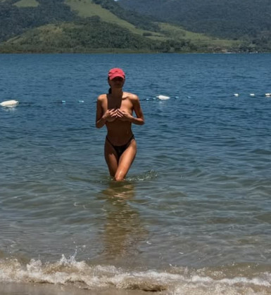 Em viagem, Sasha Meneghel posa de topless na praia