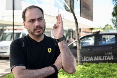 Carlos posta foto antiga de Bolsonaro internado e critica esquema de segurança em hospital; veja