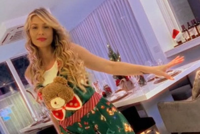 Após especulações de término, Lívia Andrade aparece sem o namorado nas fotos de Natal