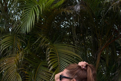 Em viagem, Sasha Meneghel posa de topless na praia