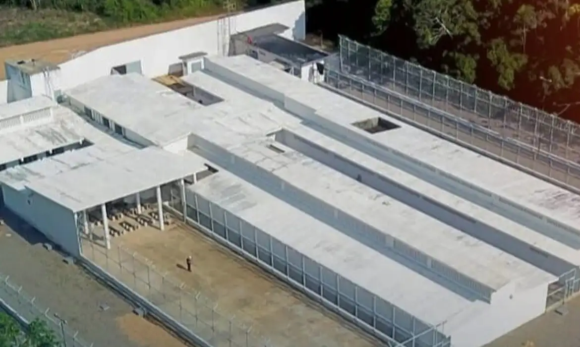 Após fuga, autoridades procuram 12 detentos de prisão do Amazonas