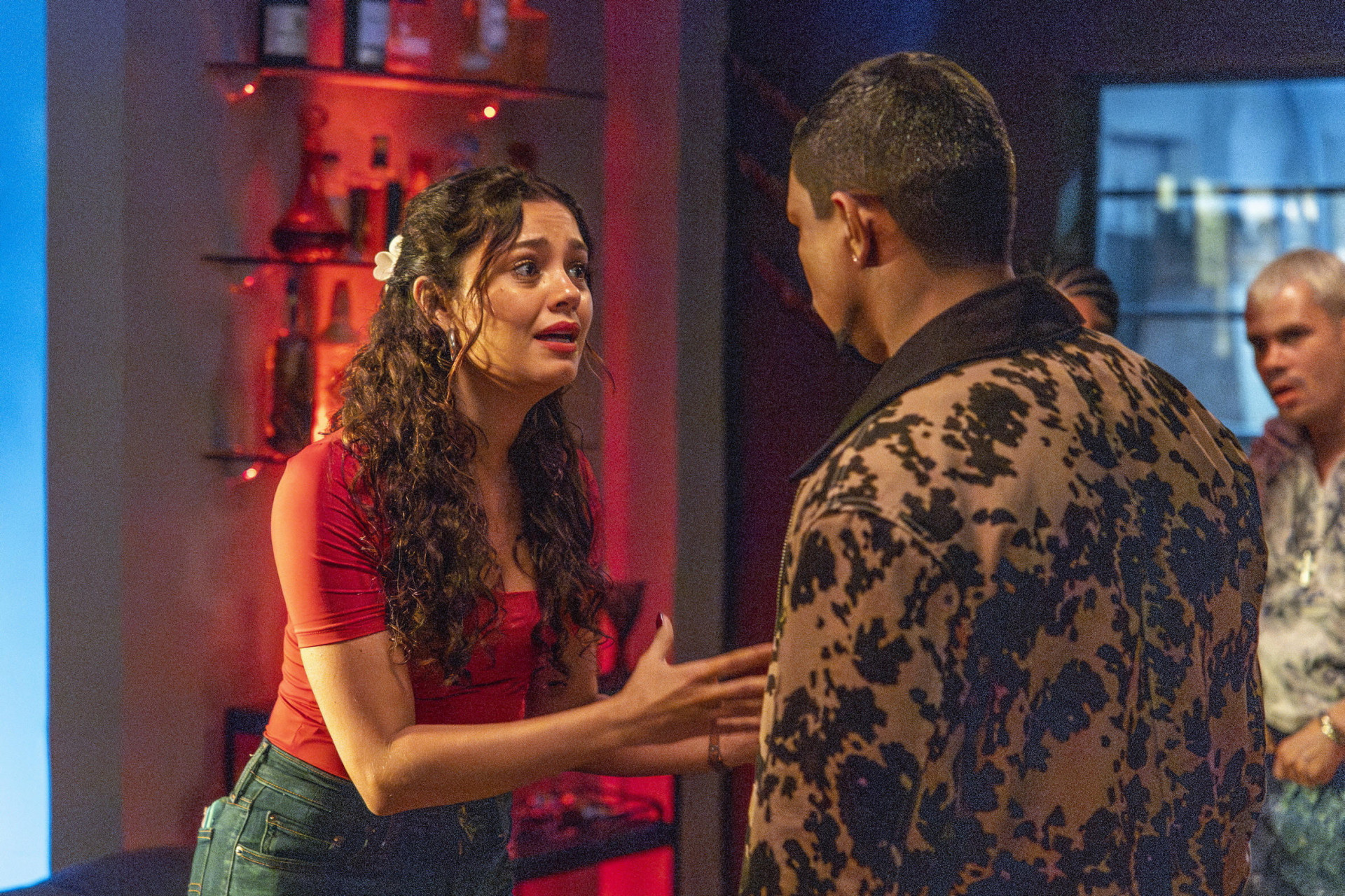 Gerluce (Sophie Charlotte) implora que Bagdá (Xamã) solte Paulinho (Romulo Estrela). - Gabriel Vaguel / TV Globo