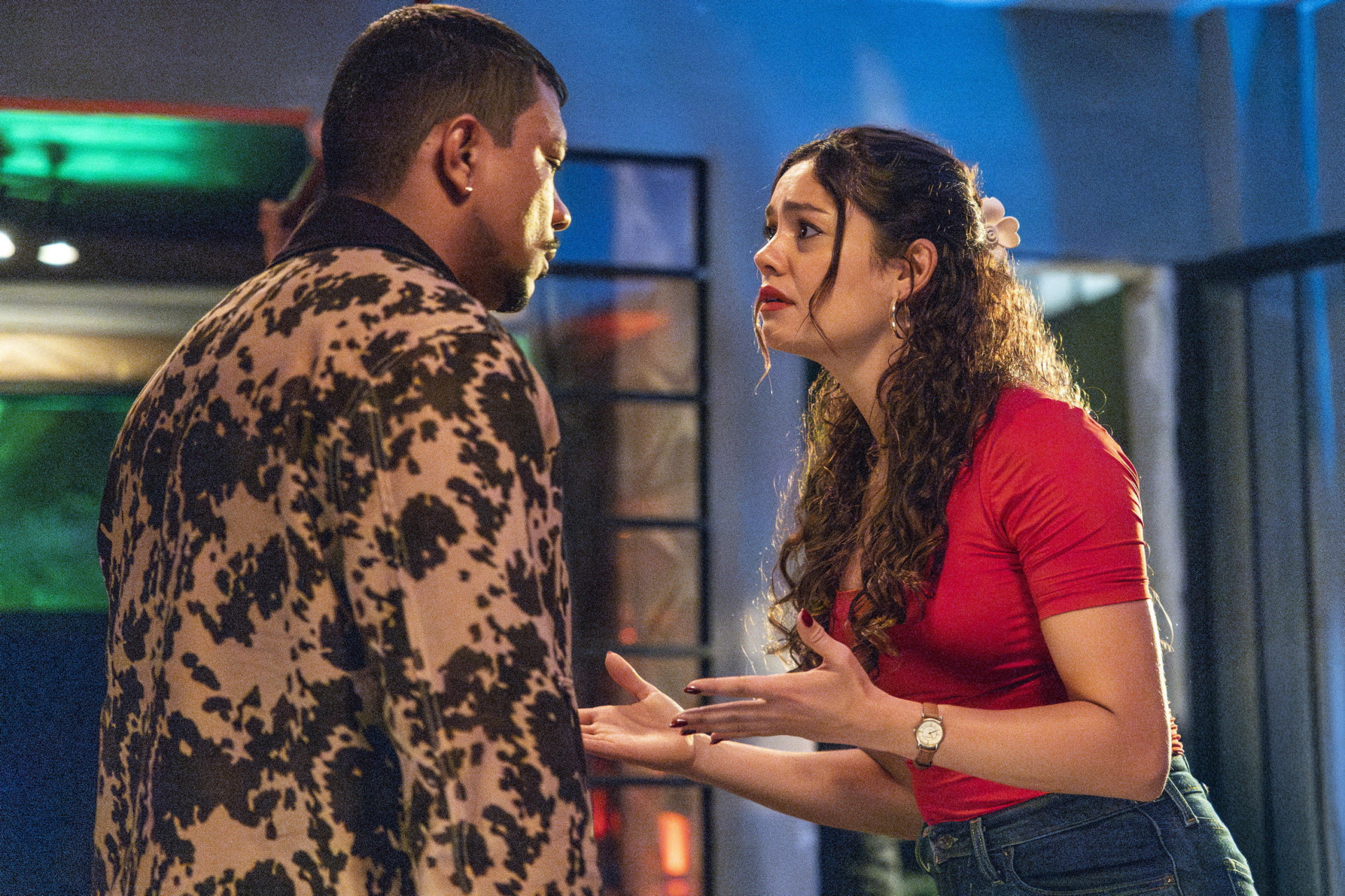 Bagdá (Xamã) ameaça a vida de Paulinho (Romulo Estrela). Gerluce (Sophie Charlotte) interrompe, revelando que ama Paulinho, confrontando Bagdá. - Gabriel Vaguel / TV Globo