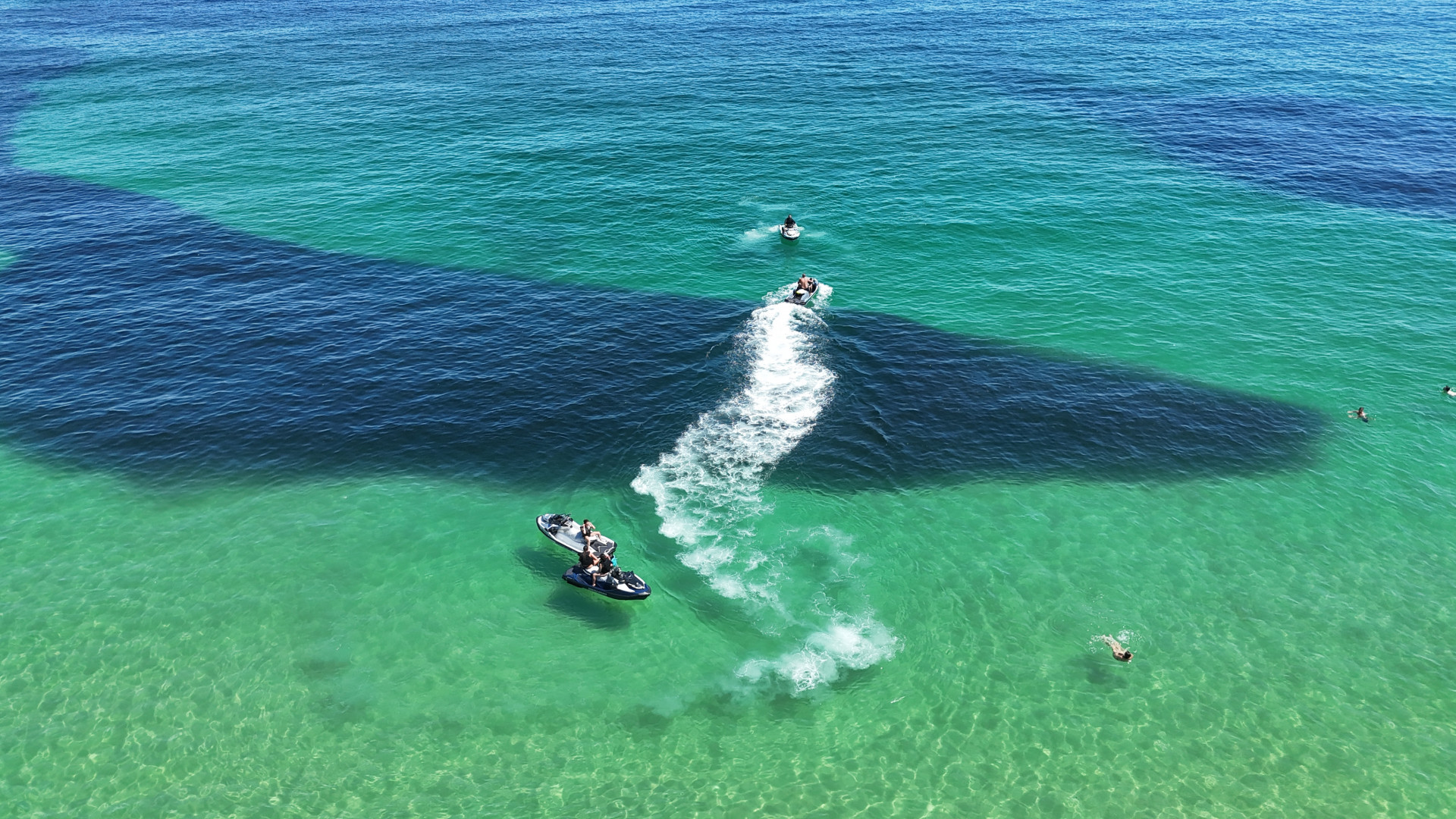 Grande cardume na praia do Leme, Zona Sul do Rio, na manhã desta sexta-feira (26) - Cesar Sales/ Parceiro/ Agência O Dia